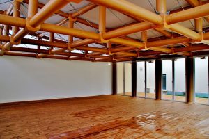 Suministro y montaje de pavimento de madera inoko en el Pabellón de Cartón del Instituto de Empresa