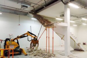 Demolición de escalera para reforma de sala de vehículos de ocasión